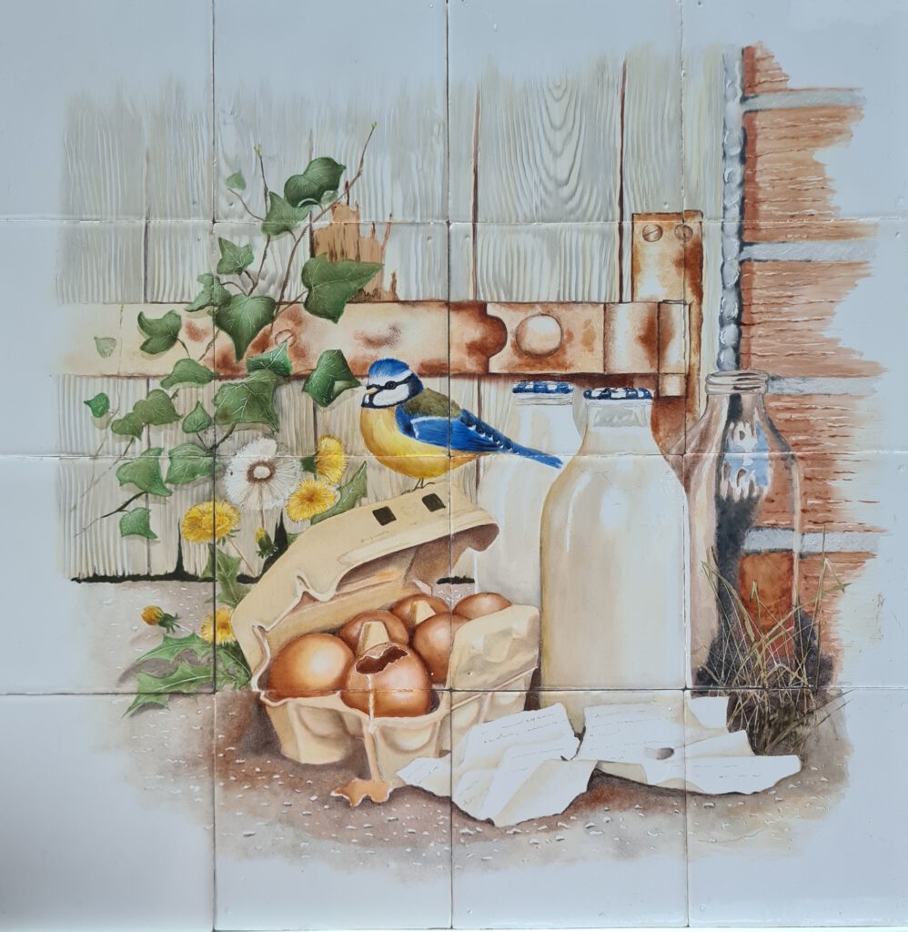 Charmant schilderij van een koolmeesje op een doos met zes eieren, één gebroken. Melkflessen en paardebloemen tegen een schuurdeur, vangt nostalgie en speelsheid