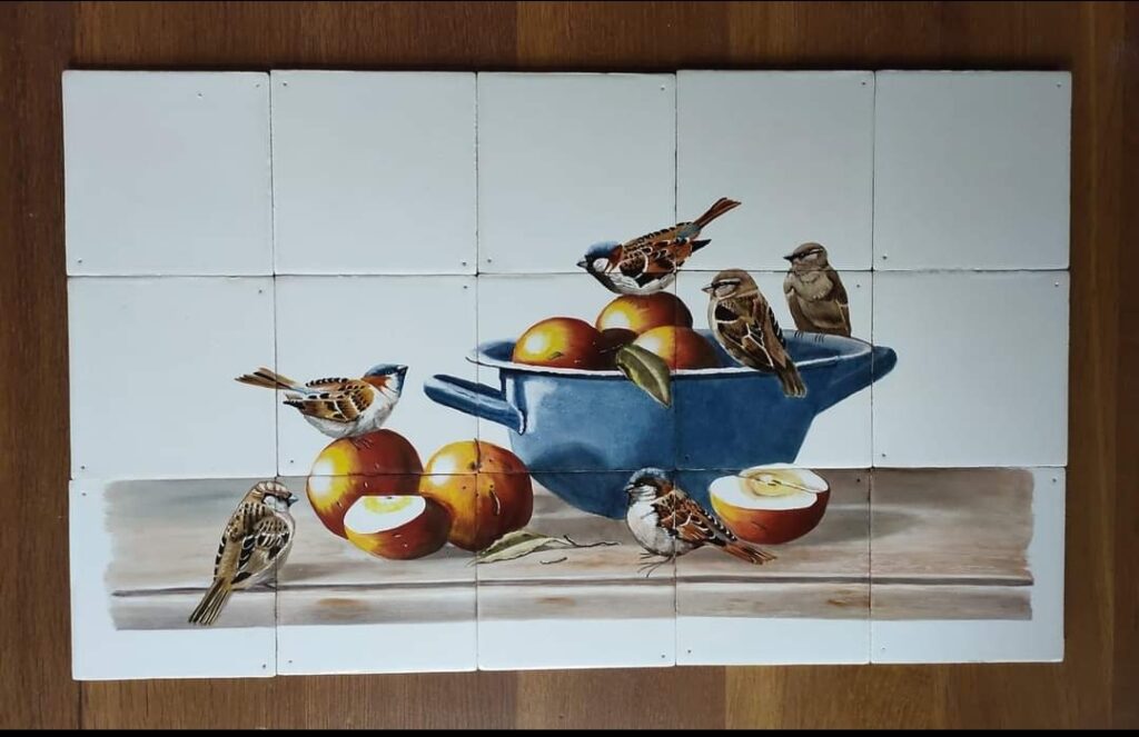 Handgeschilderde tegeltableaus van 4 vogels bij een mandje appels ingezoomd