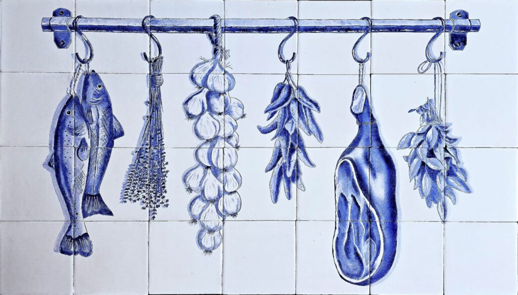 Ambachtelijk tegeltableau met vis, kruiden en ham