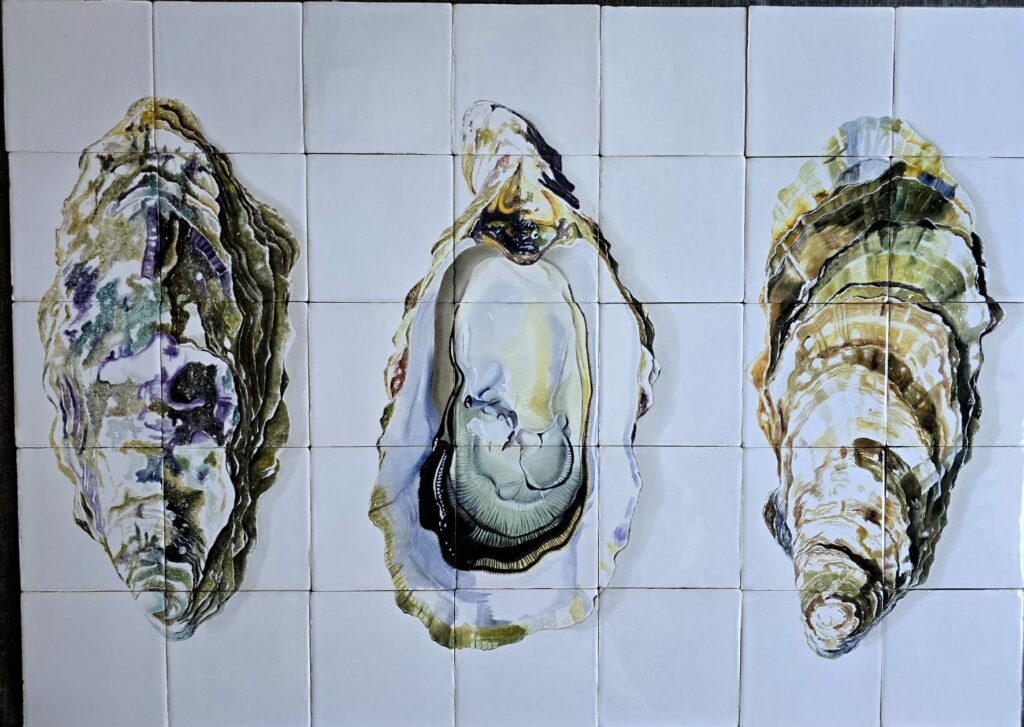 Handgeschilderd tegeltableau met drie oesters in open en gesloten vorm op witte keramische tegels