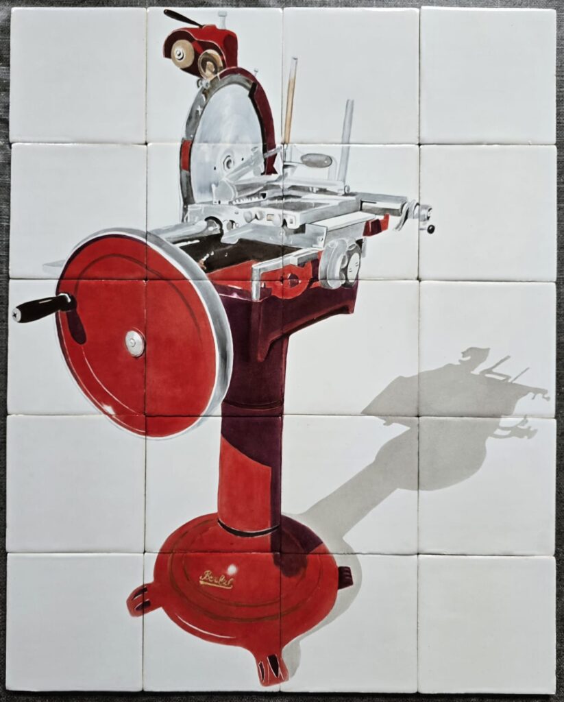 Handgeschilderd tegeltableau met klassieke rode vleessnijmachine op keramiek